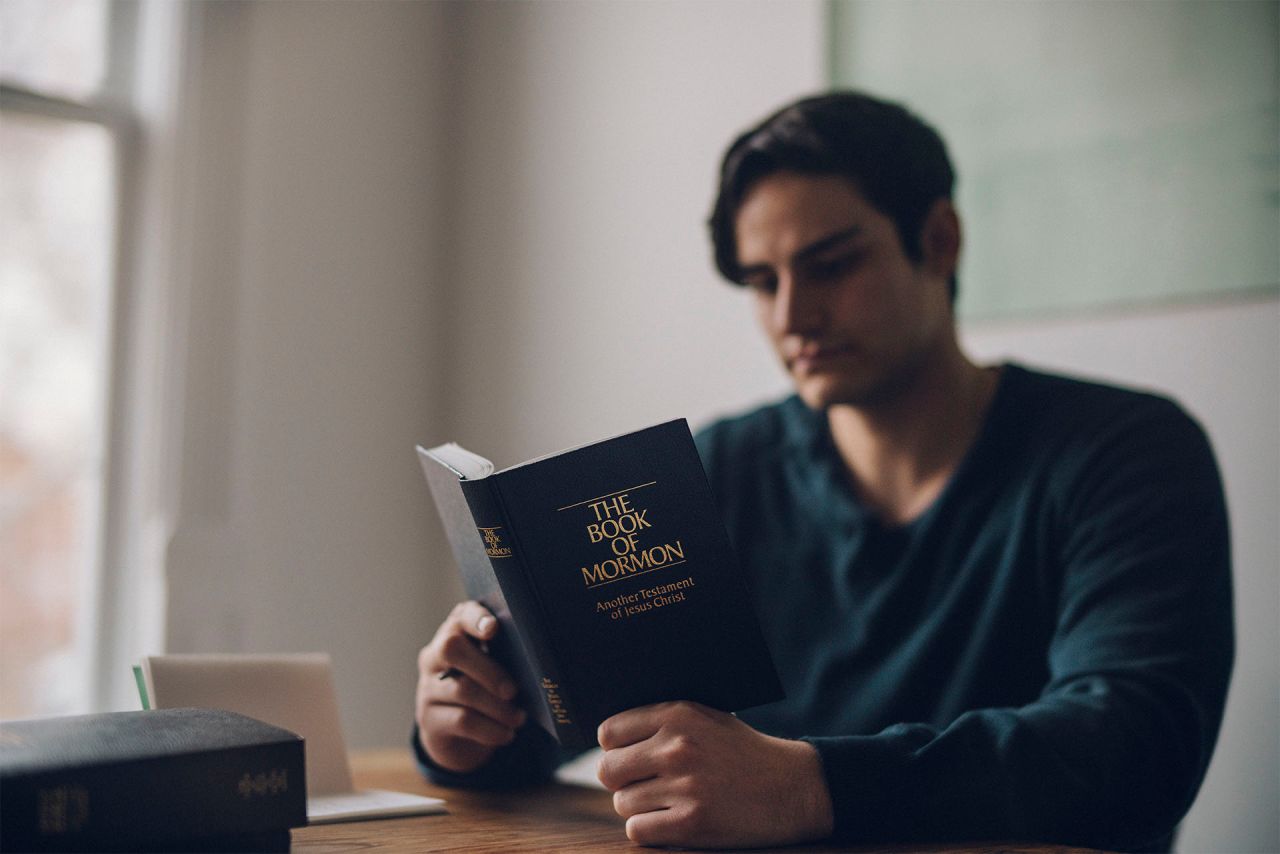 Ein Mann liest im Buch Mormon