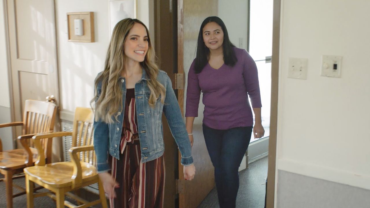 Zwei Frauen gehen durch ein Gemeindehaus und erfahren mehr über das Evangelium Jesu Christi