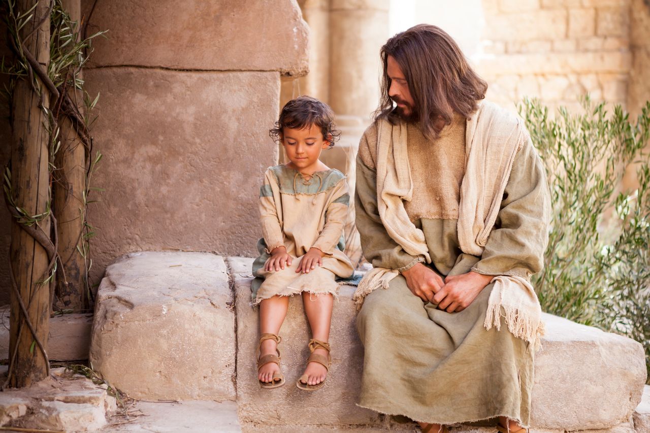 Jesus sitzt bei einem kleinen Jungen