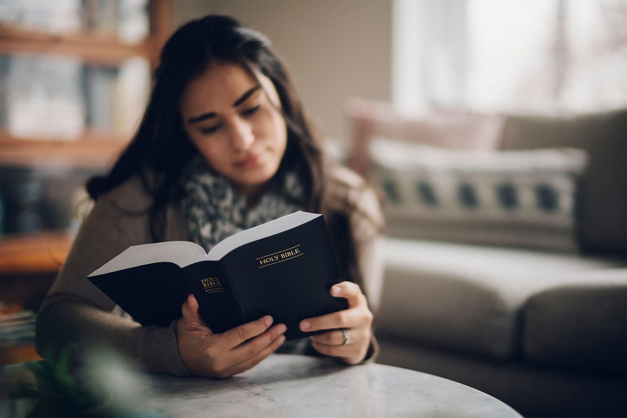 Zwei Missionarinnen sprechen mit einer Familie über das Evangelium Jesu Christi, wie man es in der Bibel findet