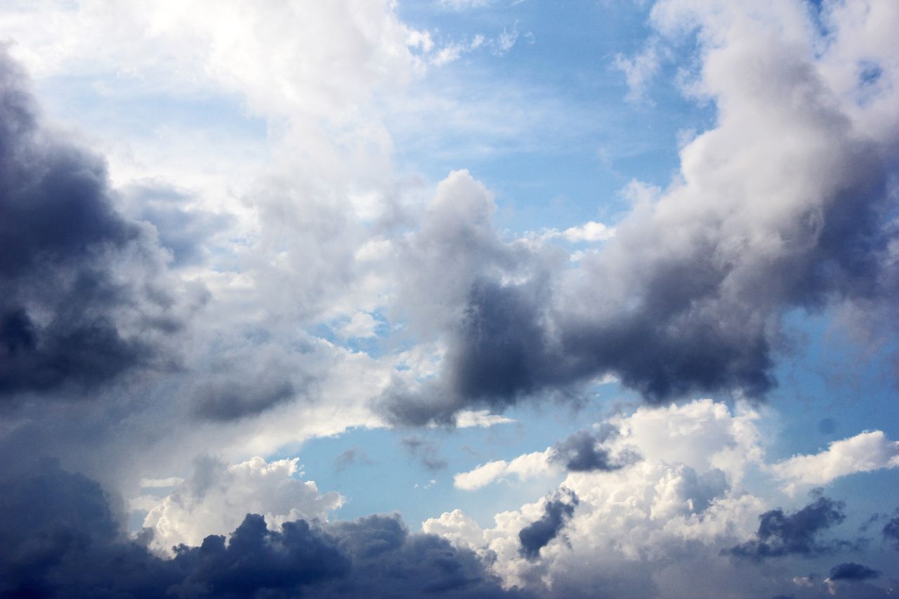 Licht scheint durch Wolken hindurch – ein Sinnbild für die Gegenwart des Heiligen Geistes