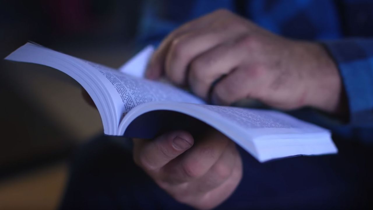 Jared restauriert einen Oldtimer und erklärt dabei, inwiefern das Buch Mormon ihn Jesus Christus nähergebracht hat