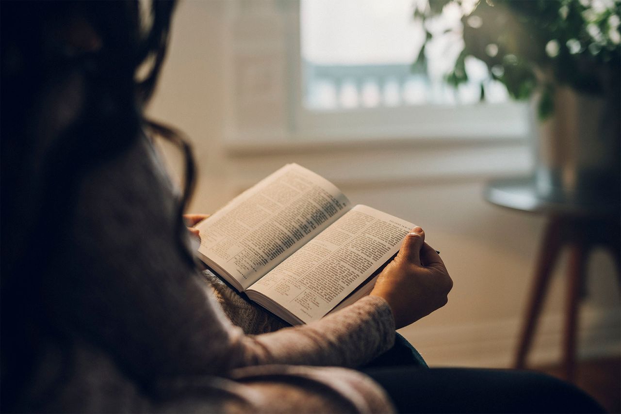 Eine Frau liest im Buch Mormon etwas über den Heiligen Geist