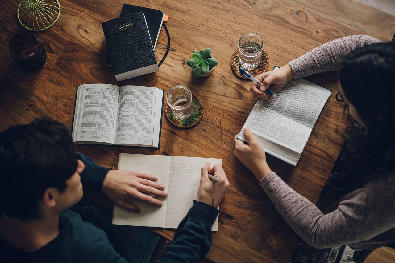 Ein Ehepaar liest am Küchentisch im Buch Mormon und erfährt vieles über den Heiligen Geist