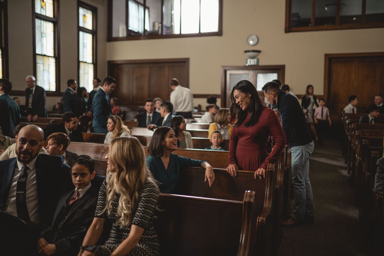 Menschen im Gespräch nach dem Gottesdienst